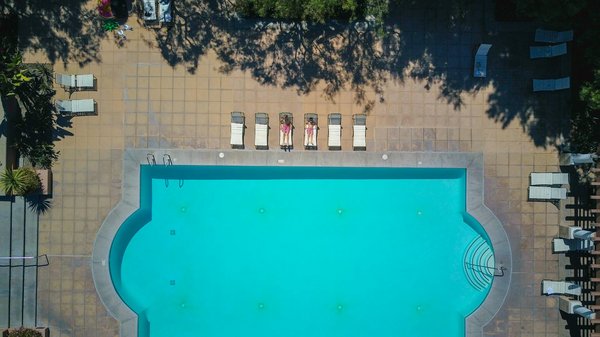 Le Guide Indispensable : Choisir la Société Idéale pour Installer Votre Piscine Carrée